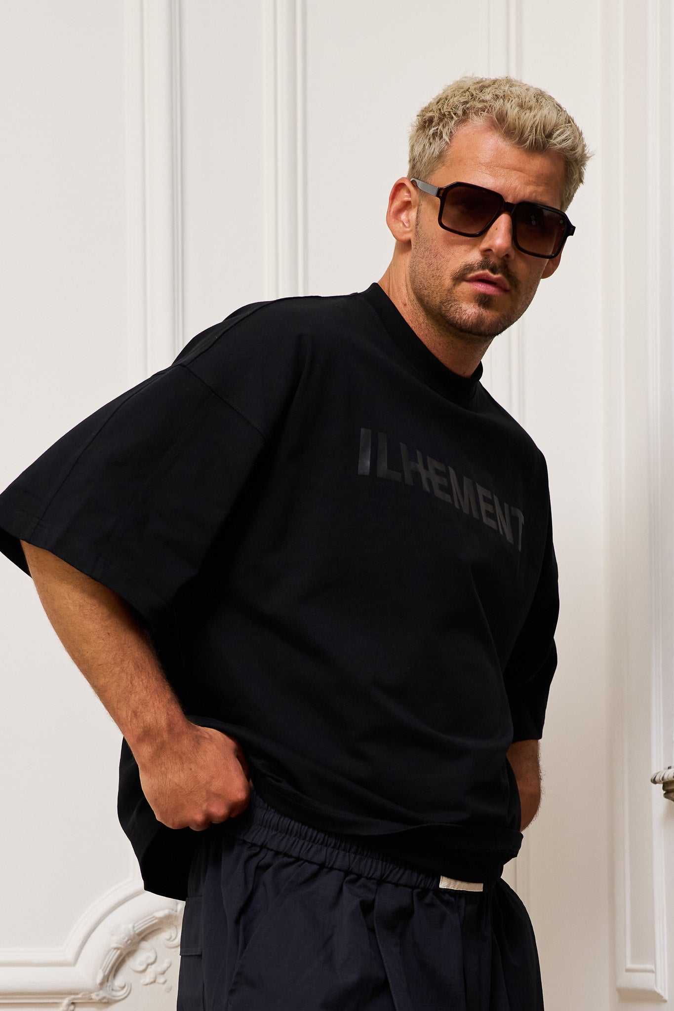 Oversized T-Shirt Onyx cropped boxy with architectural seaming and tonal ILHEMENT logo