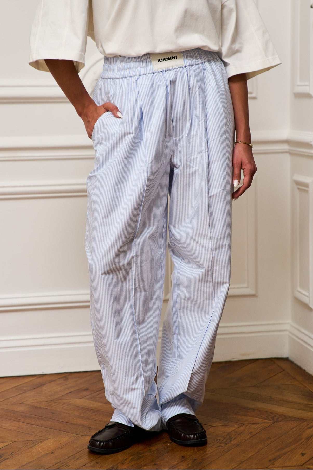 Wide pleated Oxford pants in striped organic cotton with stitched crease and elastic waistband