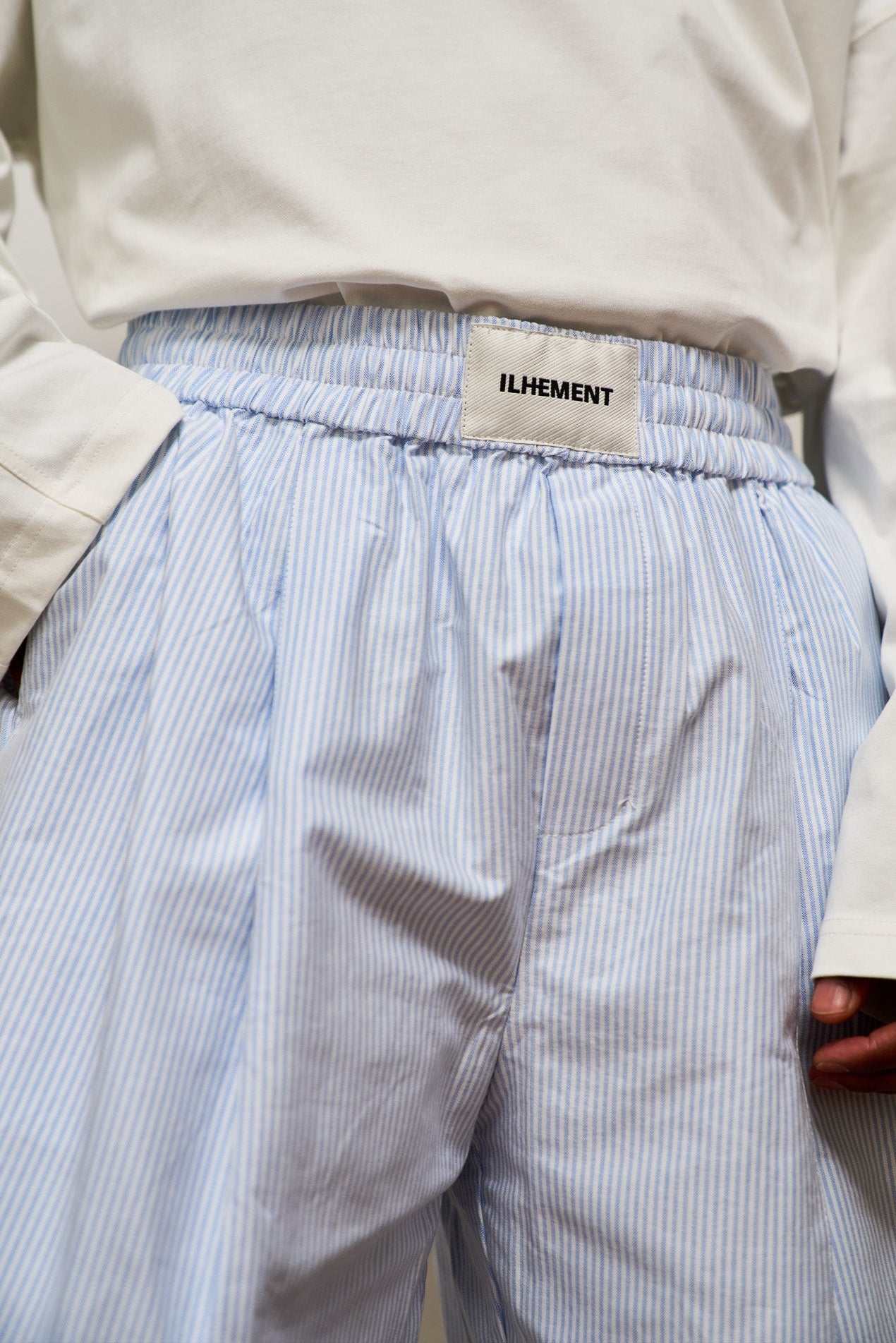 Tailored pleated Oxford pants with stitched crease and elastic waistband in striped organic cotton