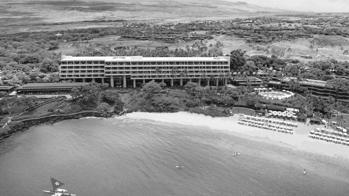 Aerial view of Mauna Kea Beach Hotel beside the white-sand curve of Kaunaʻoa Bay on Hawaiʻi Island